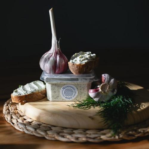 Сыр творожный с укропом и чесноком 250г МОЛОЧНОЕ МОРЕ ФМ