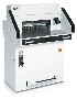 Резак IDEAL 5560 оснащён новой патентованной режущей системой со встроенным механизмом защиты EASY-CUT. Основу защиты составляет:
фотоблокирующая система области рабочего стола;
механизм привода реза, запускаемый двумя кнопками;
система автоматического возврата ножа и прижима из любого положения;
система аварийного прерывания реза.
Для обеспечения безопасной смены ножа резака имеется специальный тул для съёмки/установки. Глубина отступа реза устанавливается вручную, может быть запрограммирована или выбрана из одного из стандартных форматов от А6 до А3 на тач-скрин дисплее. Можно запомнить до 99 программ с 99 шагами в каждой. Специальная команда EJECT выдвигает всю стопу из области резки. Для ручного позиционирования заднего упора IDEAL 5560 оснащен электронным штурвалом на передней панели резака, который имеет систему плавно регулируемой скорости перемещения затла (от очень медленного до очень быстрого). Точность резки - до 0,1мм.
Гидравлический прижим работает от ножной педали и оснащён системой регулировки давления в пределах от 2-х до 11 кН/м2. Для работы с деликатным материалом (чтобы не оставалось полос-вмятин на месте прижима) может быть установлена специальная прижимная фальш-накладка (опция).
Также опционально на резак могут быть установлены боковые столы, расширяющие основной рабочий.
Лезвия выполнены из немецкий высококачественной стали. Оптические линии резки оснащены яркими и долговечными светодиодами. Резак имеет надёжную цельнометаллическую конструкцию. В комплекте набор инструментов на собственной полочке, устройство для безопасной съёмки ножа и сталкиватель-выравниватель по углу стопы.
